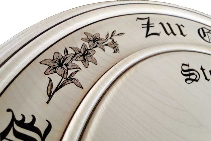 Eine in Brandmalerei ausgeführte Blumenzeichnung.