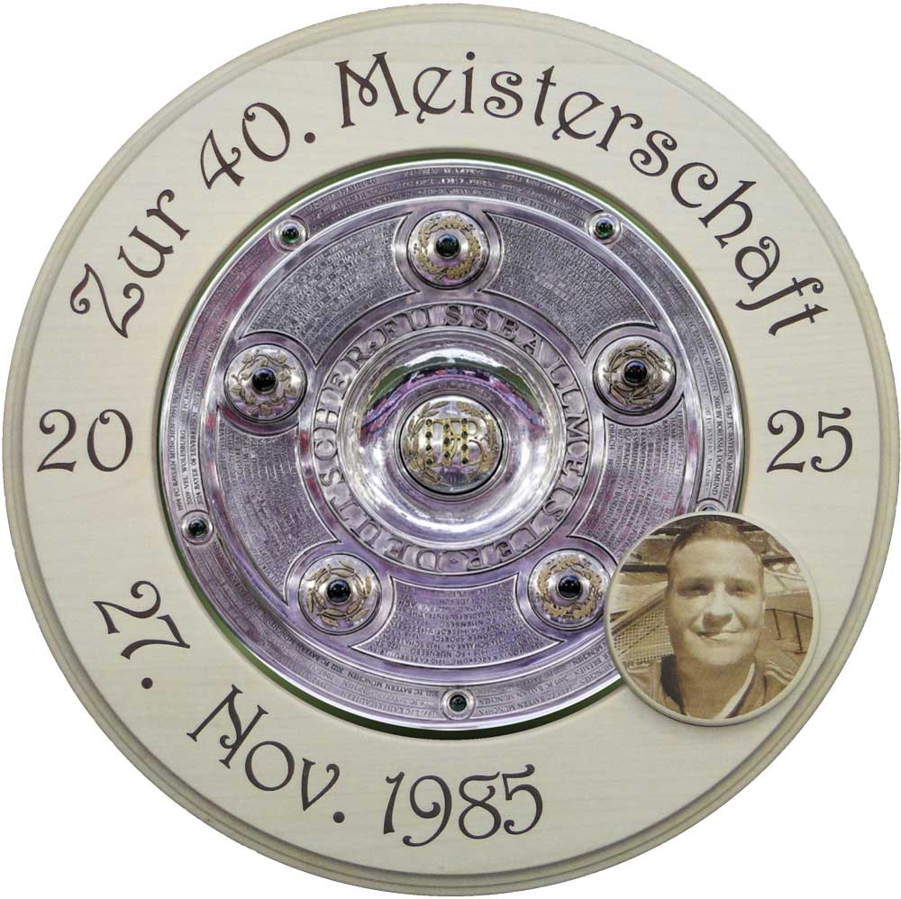 Scheibe mit eingelassener silberner Meisterschale, der Aufschrift „Zur 40. Meisterschaft“ und dem Datum „20. Nov. 1985“ sowie einem kleinen runden Foto.