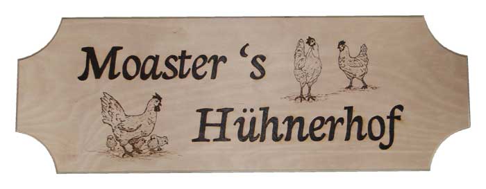 Graviertes Holzschild mit Aufschrift „Moaster’s Hühnerhof“ und Hühner-Motiven Graviertes Holzschild mit Aufschrift „Moaster’s Hühnerhof“ und Hühner-Motiven