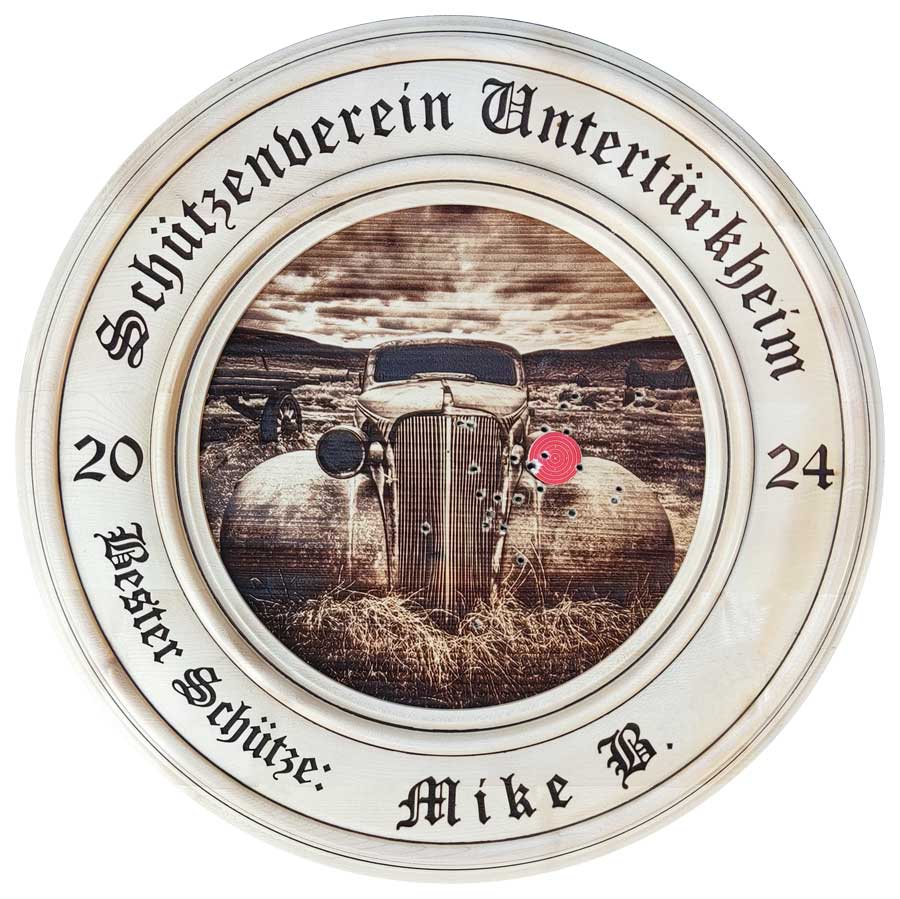 Handgefertigte Schützenscheibe 2024 vom Schützenverein Untertürkheim mit Oldtimer-Motiv, Einschusslöchern und Gravur