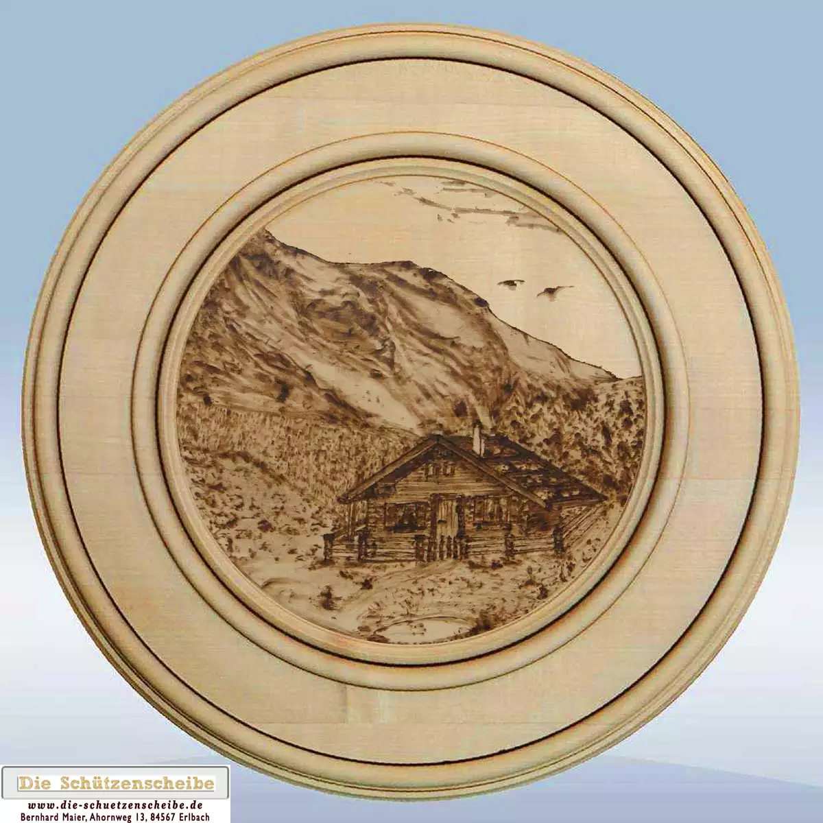 Schützenscheibe einer Almhütte mit Bergpanorama Schützenscheibe einer Almhütte mit Bergpanorama