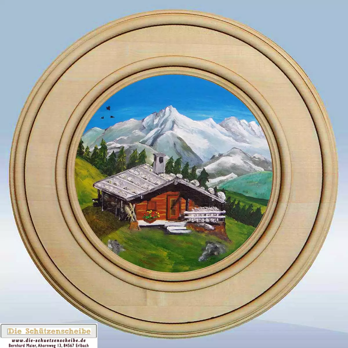 Schützenscheibe einer Almhütte mit Bergpanorama Schützenscheibe einer Almhütte mit Bergpanorama