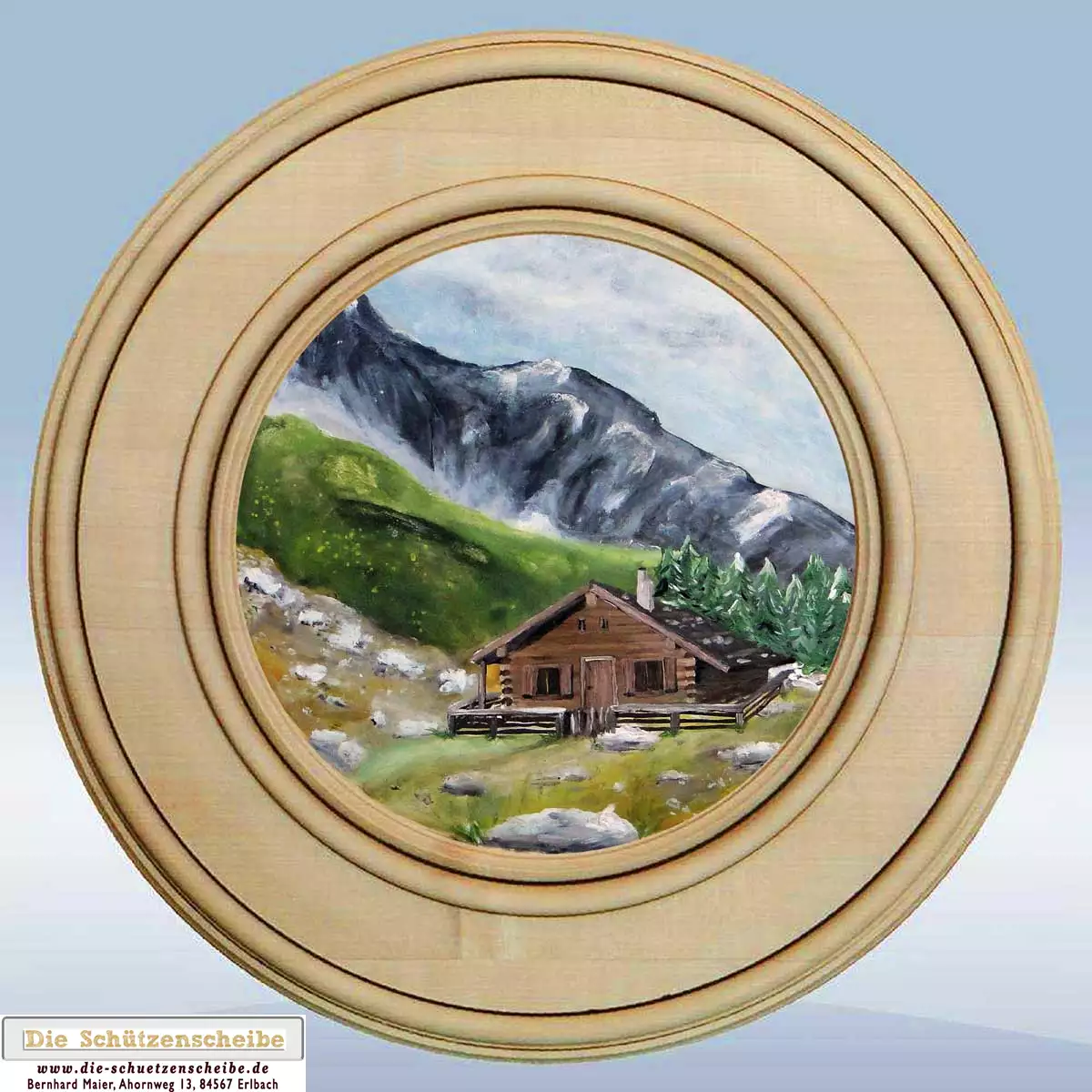 Schützenscheibe einer Almhütte mit Berg im Hintergrund Schützenscheibe einer Almhütte mit Berg im Hintergrund