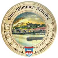 Die Otto-Wimmer-Scheibe: Gedrechselte Ehrenscheibe aus Ahorn des Schützengaus Würzburg mit Motiv der Alten Mainbrücke und der Festung Marienberg.