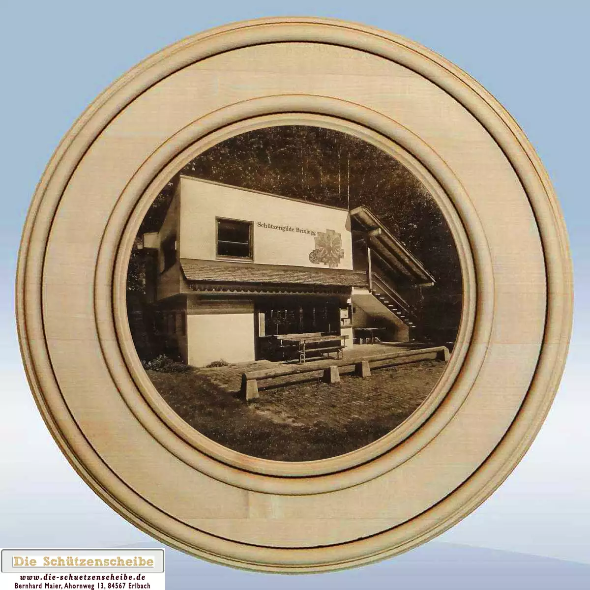 Schützenscheibe: Ein Schützenhaus oder Schützenheim als Motiv. Schützenscheibe: Ein Schützenhaus oder Schützenheim als Motiv.