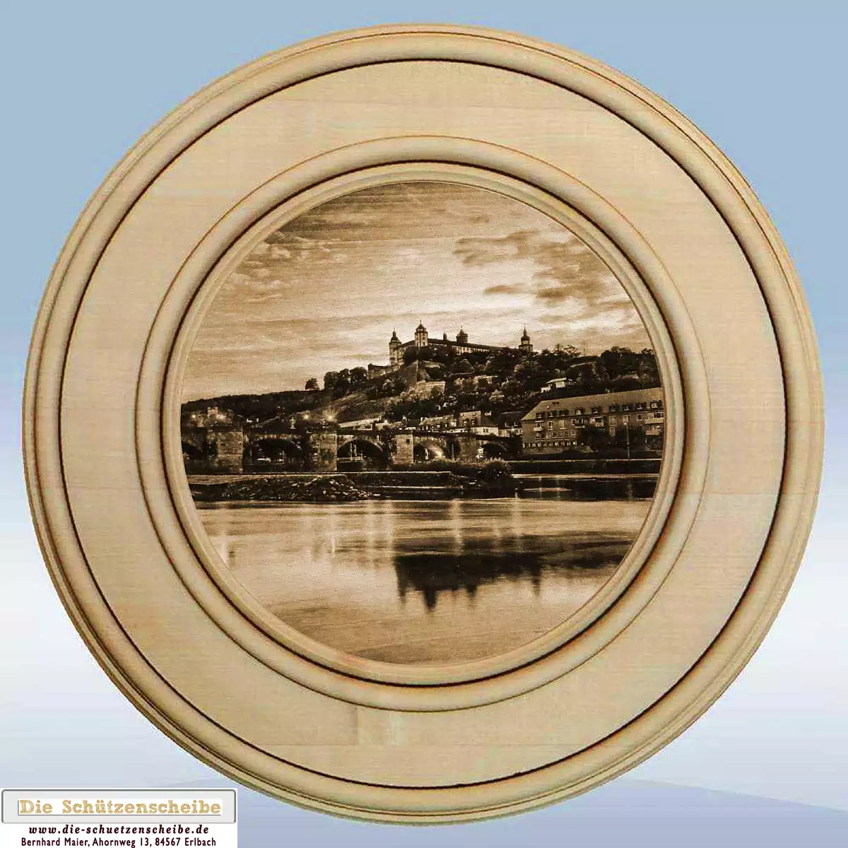 Würzburg am Abend mit der Festung Marienburg und der Steinbrücke in Brandmalerei. Würzburg am Abend mit der Festung Marienburg und der Steinbrücke in Brandmalerei.
