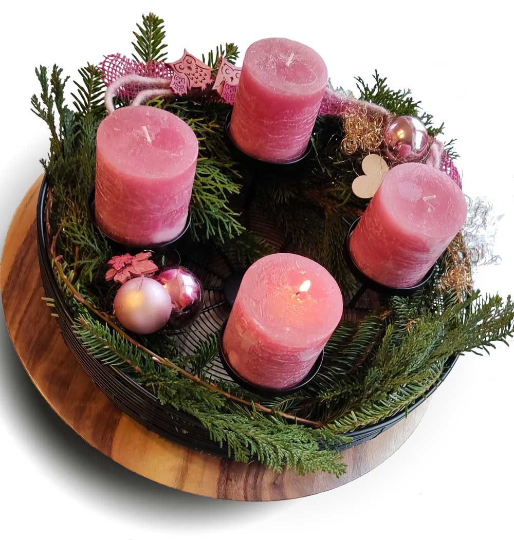 Adventskranz mit rosa Kerzen und festlicher Naturdekoration