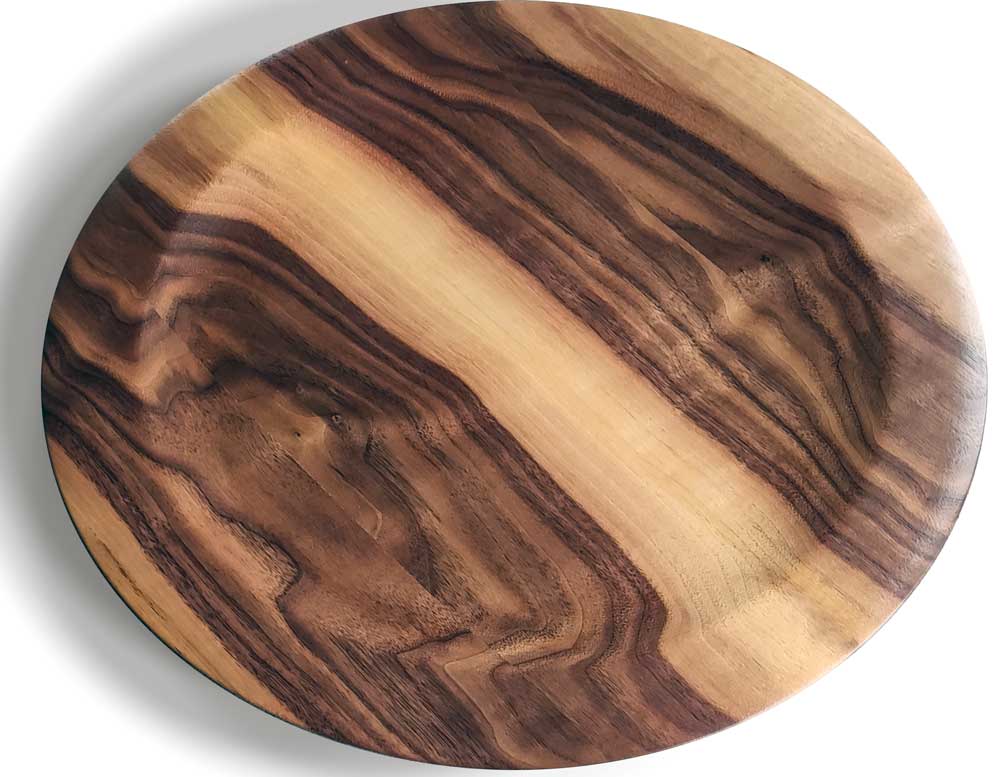 Auffälliger Kontrast zwischen Kern- und Splintholz beim Nussbaum-Teller